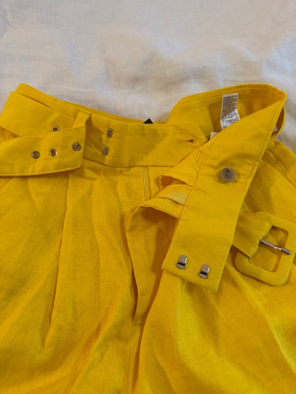 Banana Republic, tailored yellow linen shorts, womens 0.  A summer classic - Picture 11 of 12
